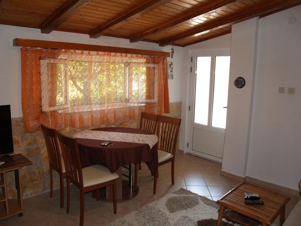 Apartments Pharia Jelsa  Rum bild