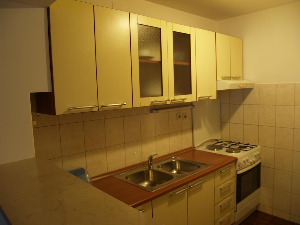 Apartments Pharia Jelsa  Rum bild