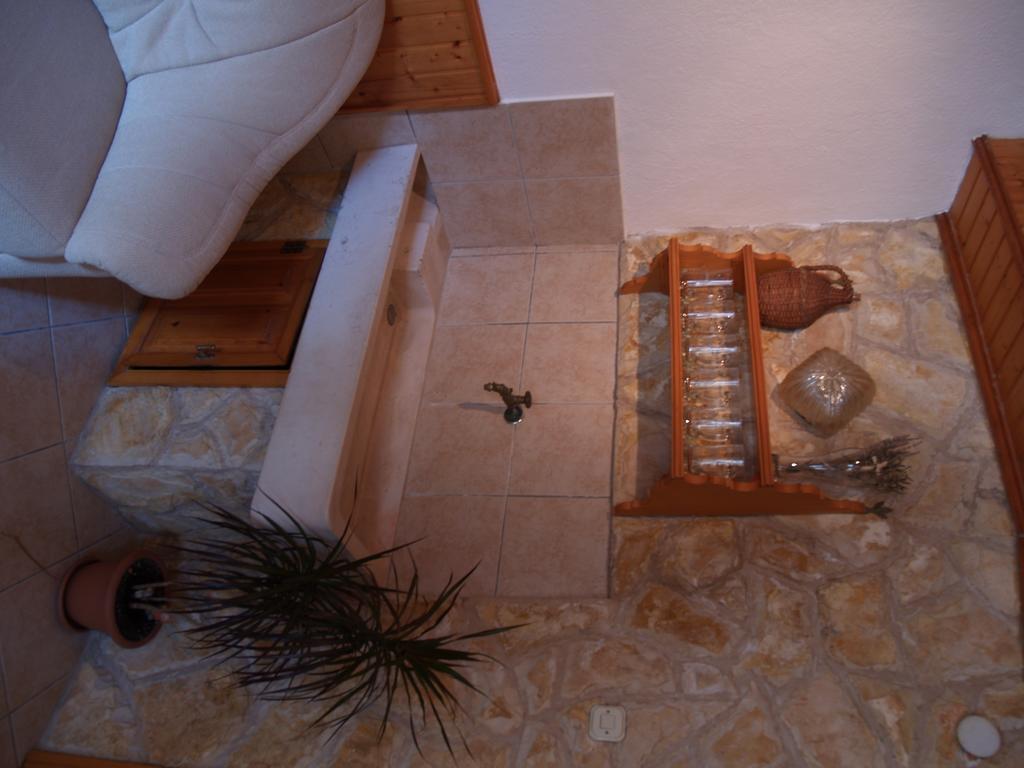 Apartments Pharia Jelsa  Rum bild