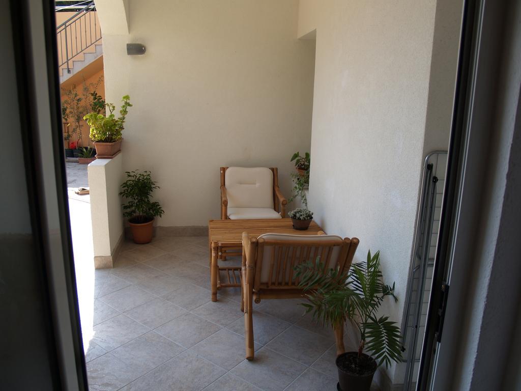 Apartments Pharia Jelsa  Rum bild
