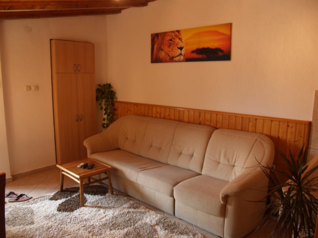 Apartments Pharia Jelsa  Rum bild